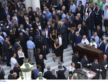 Ράγισε καρδιές ο επικήδειος του Κωνσταντίνου Κόκκαλη για τον αδικοχαμένο αδελφό του Σωκράτη (upd)